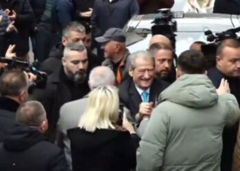 Sali Berisha paraqitet në SPAK, pritet me ovacione nga mbështetës të shumtë