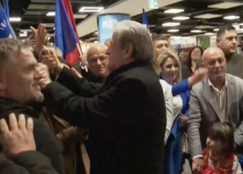 Shqiptarët e diasporës presin Berishën deri në mesnatë në aeroportin e Romës