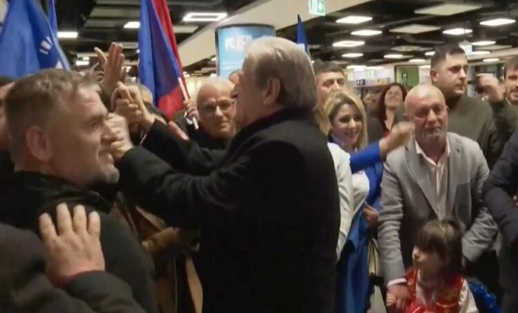 Shqiptarët e diasporës presin Berishën deri në mesnatë në aeroportin e Romës