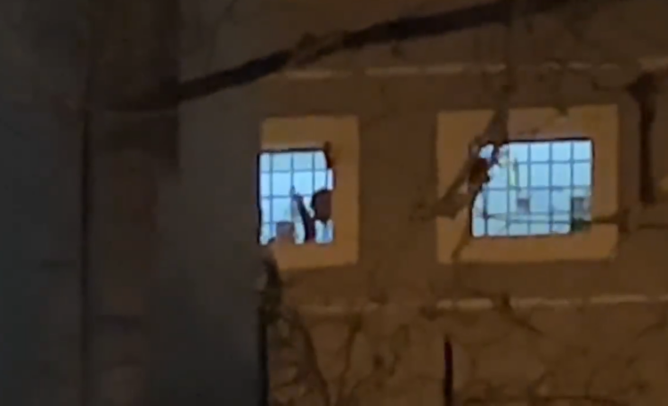 “O Erion, o hajdut…”, të burgosurit brohorasin nga qelitë e “313-tës” (Video)