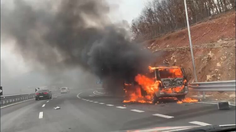 Përfshihet nga flakët furgoni në lëvizje në “Rrugën e Kombit”