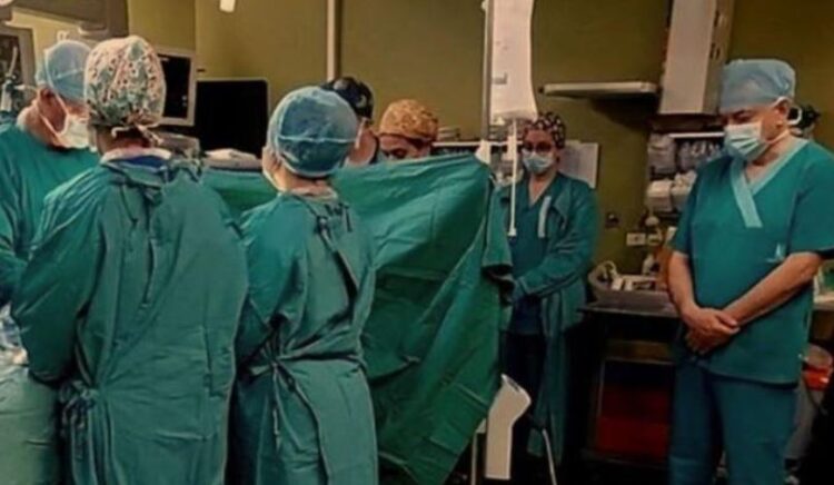 Greqi/ Mjekët në lot përulen para trupit të 3-vjeçarit që u dhunua nga e ëma, zemra e tij do të shpëtojë një…