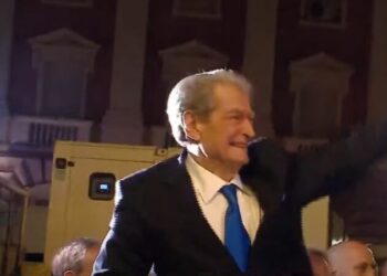 Berisha niset menjëherë drejt aeroportit pas fjalimit në protestë, nesër takim me shqiptarët në Romë