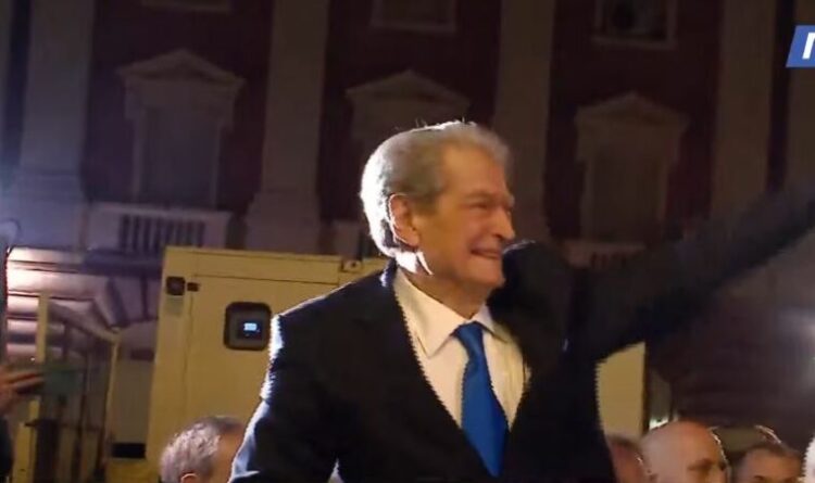 Berisha niset menjëherë drejt aeroportit pas fjalimit në protestë, nesër takim me shqiptarët në Romë