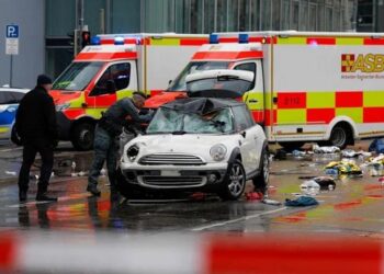 Gjermani/ Makina merr përpara një grup demonstruesish në Mynih, 20 të plagosur