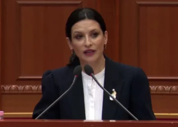 Ish-ministrja e Drejtësisë merr në mbrojtje “kryehajdutin” e Tiranës: Po i bini në qafë kot Veliajt
