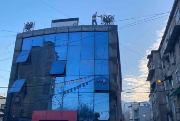 Tiranë/ I riu kërcënon se do të hidhet nga lartësia e pallatit