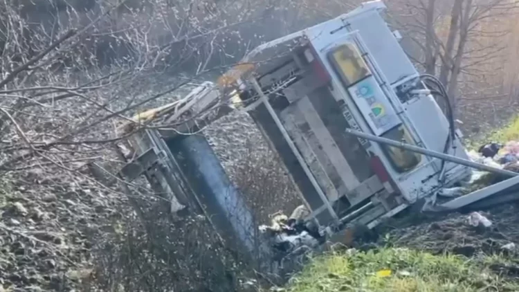 Aksident në aksin Lezhë-Shkodër/ Kamioni i pastrimit përmbyset anës rrugës