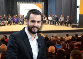 “Shqiptarët do e çajnë sistemin”/ Lapaj në Laç: Nëse vijmë në pushtet, 2-fishojmë rrogat e…