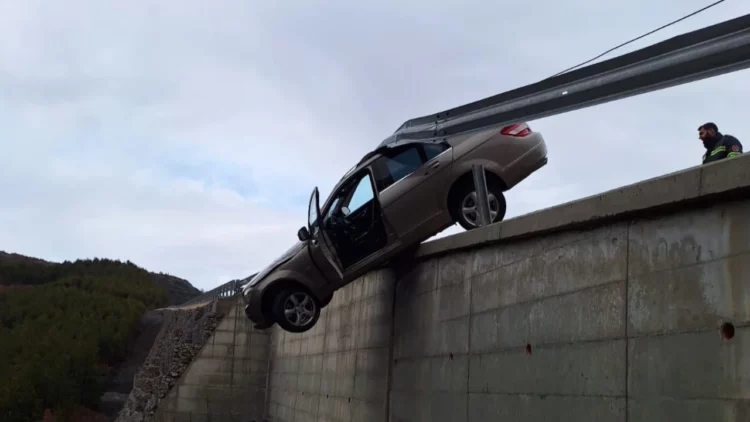 Aksidenti i frikshëm, makina humb kontrollin dhe qëndron pezull mes bordurës dhe kanalit