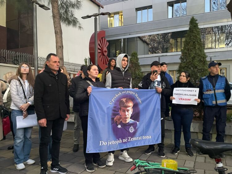 Tre muaj nga vrasja e Martin Canit, protestë para shkollës “Fan Noli”