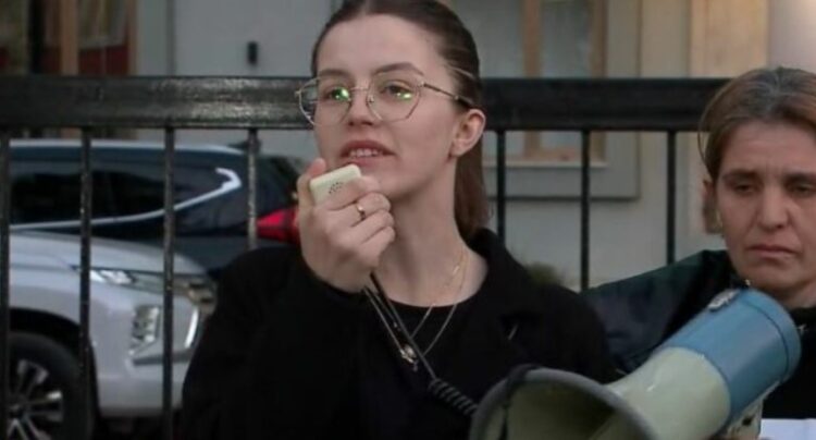 Vdekja e 12-vjeçarit në duart e bluzave të bardha/ Protestë para MSH, familjarët: Djalin e vranë mjekët