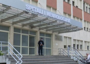 Zjarr në bodrumin e Spitalit Psikiatrik në Tiranë, shkak një shkëndijë elektrike