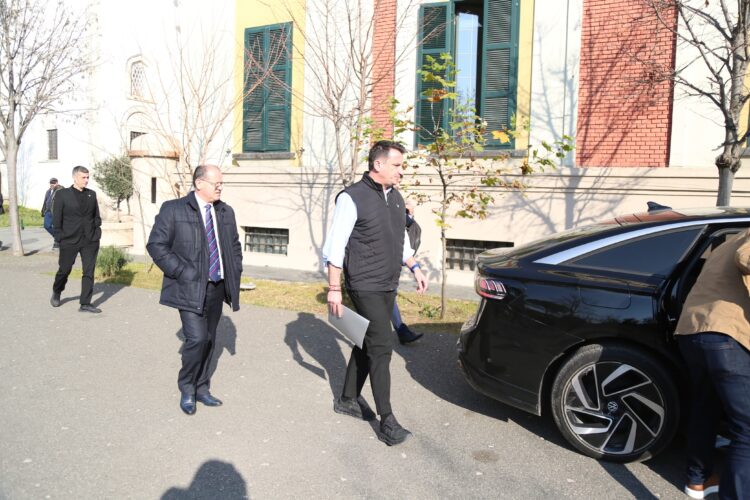 VIDEO-FOTO/ Arrestohet Erion Veliaj, “arrest në shtëpi” edhe për Ajola Xoxën