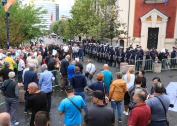 Protesta dje para Bashkisë së Tiranës/ Policia procedon Belind Këlliçin, Tedi Blushin dhe Klevis Balliun