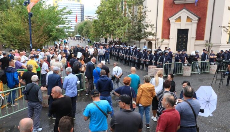 Protesta dje para Bashkisë së Tiranës/ Policia procedon Belind Këlliçin, Tedi Blushin dhe Klevis Balliun