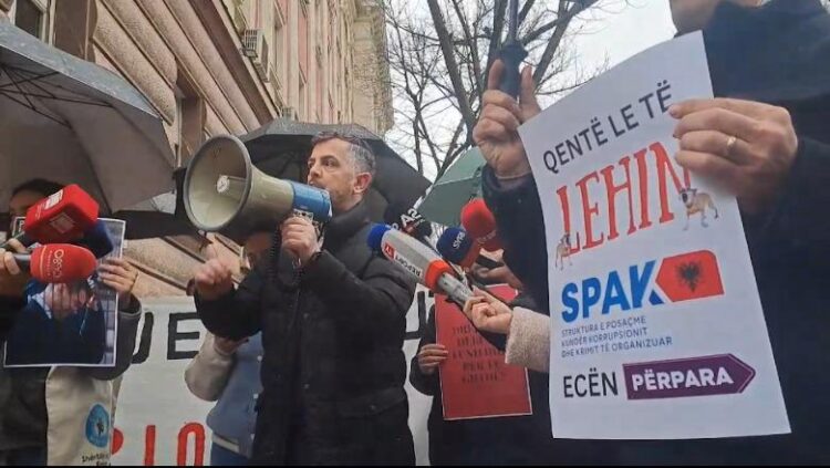 Qendresa qytetare protestë para kryesisë së Kuvendit: Qentë le të lehin, SPAK ecën përpara