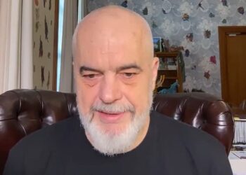 Rama: Shqiptarët që ‘nuk kanë bukë të hanë’ shpenzojnë 980 milion dollarë për pushime