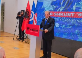 Rama me punonjësit e bashkisë Tiranë, Berisha: Organizoi miting për të mbrojtur vjedhjet