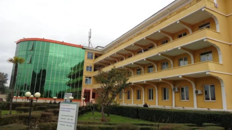 Pacienti u hodh nga spitali, reagon “Shefqet Ndroqi”: Nuk shfaqi probleme mendore