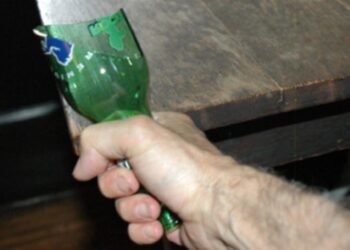 Vodhi birrat në market, shqiptari godet me shishe pronarin pasi e zbuloi dhe përleshet me policinë