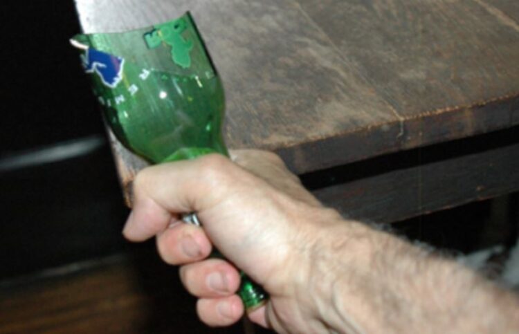 Vodhi birrat në market, shqiptari godet me shishe pronarin pasi e zbuloi dhe përleshet me policinë