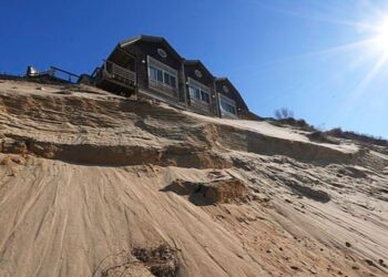 Shtëpia me pamje përrallore, por buzë greminës