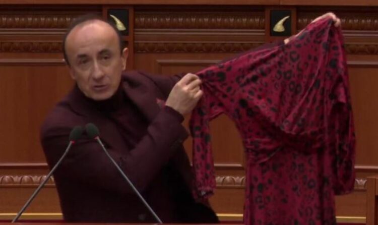 “Ajola kishte turp të vishej lirë”, Sula me fustan me vete në foltore: Ja ku kanë shkuar paratë e shqiptarëve