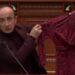 “Ajola kishte turp të vishej lirë”, Sula me fustan me vete në foltore: Ja ku kanë shkuar paratë e shqiptarëve