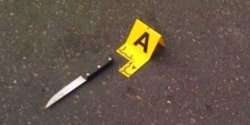 Tronditëse, sulmohet një djalë brenda dyqanit të veshjeve të markës së njohur