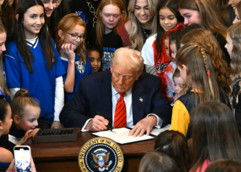Trump nënshkruan urdhrin që ndalon sportistët transgjinorë të marrin pjesë në sportet e femrave