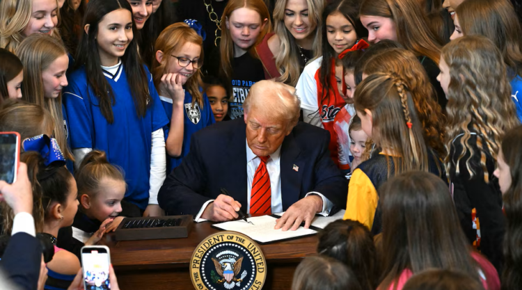Trump nënshkruan urdhrin që ndalon sportistët transgjinorë të marrin pjesë në sportet e femrave