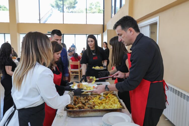 Premtimi bosh i Veliajt, Zhulali: Shkollat e Tiranës janë pa mensa dhe pa kushte