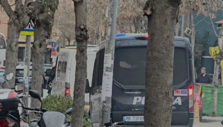 Del nga blloku i sigurisë, Veliaj mbërrin në GJKKO