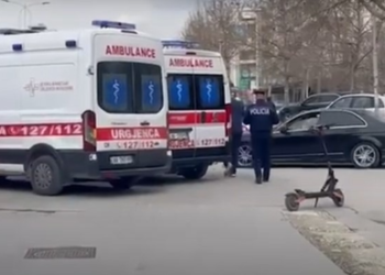 Aksident në Vlorë/ Përplasen dy drejtues skutersash elektrik, përfundojnë në spital