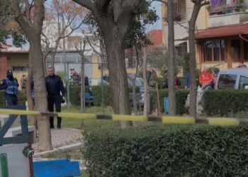 Të shtëna me armë zjarri në Shkodër, djali qëllon të dashurën e më pas vret veten
