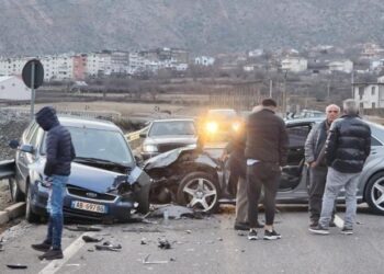 Aksident në Fushë-Bulqizë, makinat përplasen ‘kokë më kokë’