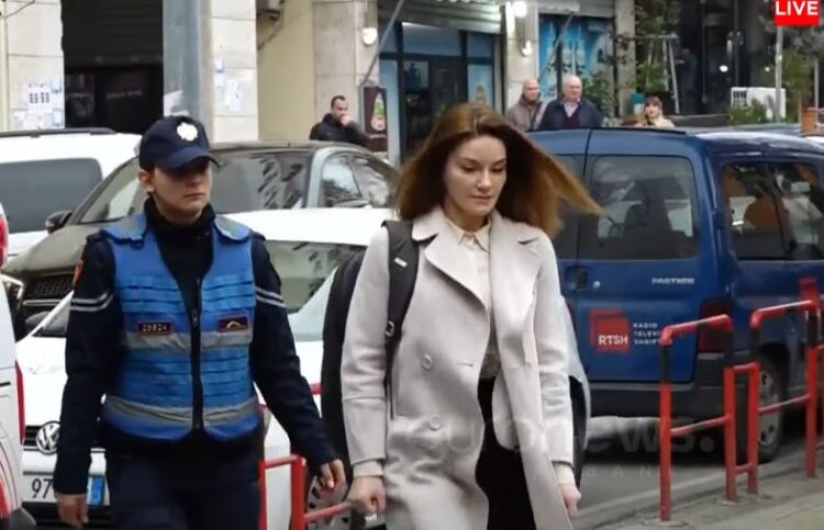 Njihet sot me masën e sigurisë, Ajola Xoxa futet në ambientet e GJKKO