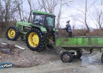E pabesueshme! Nuk ka rrugë, banorët në Baldushk përcjellin të vdekurit në banesën e fundit me zetor