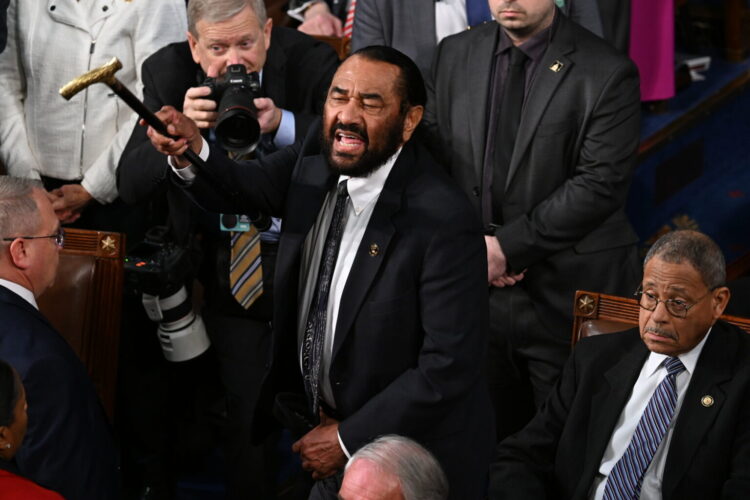 Ndërpreu fjalimin e Trump dhe refuzoi të mbante qetësi, kongresmeni demokrat përjashtohet nga salla