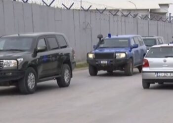 Hashim Thaçi niset drejt Hagës, mbështetësit brohorasin me thirrjet “UÇK UÇK”