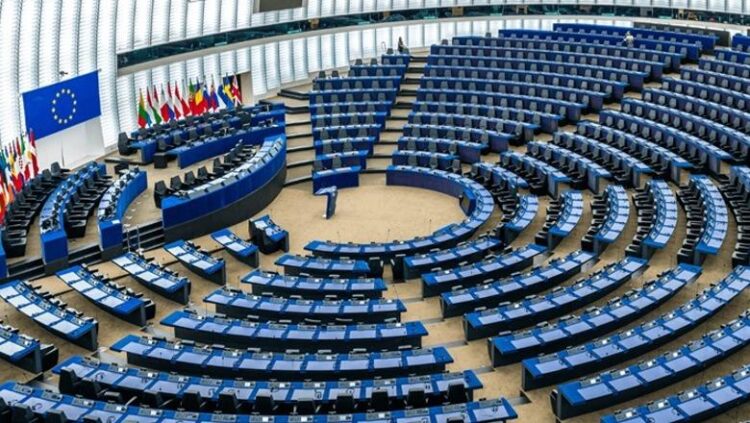 Skandali i korrupsionit në Parlamentin Europian, 4 të arrestuar dhe 15 eurodeputetë e ish-zyrtarë të dyshuar