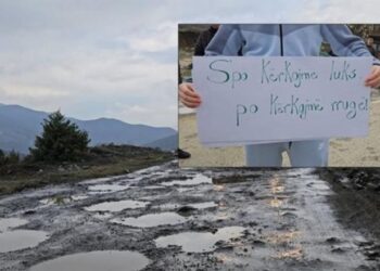 Vazhdojnë protestat/ banorët e Tropojës e Hasit bllokojnë doganën e Qafë Prushit: Do bojkotojmë zgjedhjet