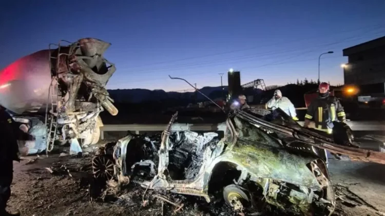 Dëgjohen britma, publikohen pamjet tronditëse nga aksidenti tragjik kur makina u përfshi nga flakët (Video)