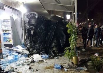 Aksident në Kamëz/ Makina del nga rruga dhe përfundon në dyqan