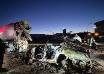 Aksidenti tragjik në Fushë Prezë, zjarrfikësit hapin makinën e copëtuar me gur fresibël për të nxjerrë trupat (Detaje)