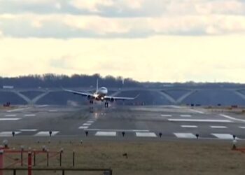 VIDEO/ Shmanget tragjedia në ajër, avioni anulon uljen në aeroportin e Uashingtonit për shkak të erës