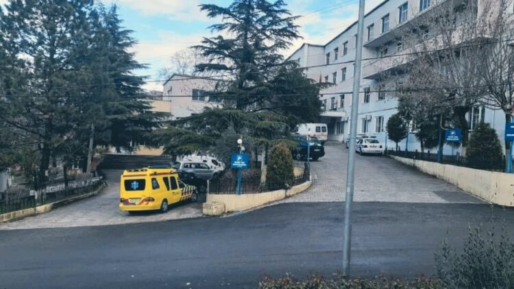 Ministrja e Shëndetësisë shkarkon drejtoreshën e spitalit të Librazhdit! Reagimi: Si në epokën e “qoftë largut