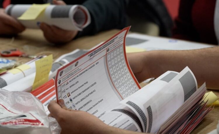 Kosovë/ KQZ-ja numëron të gjitha votat me postë, VV mbetet e para