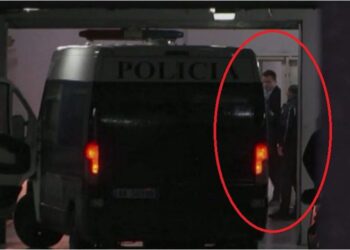 Foto – Momenti kur Veliaj futet në furgonin e Policisë